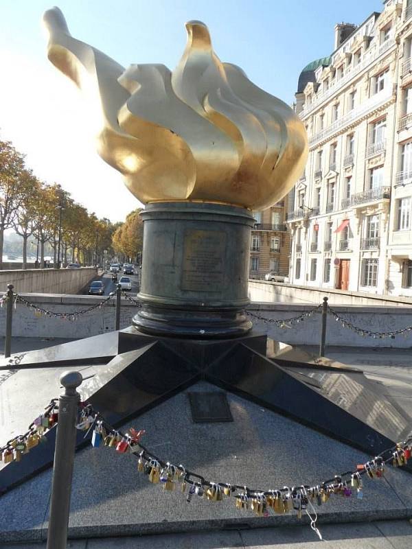 Na Place de l'Alma v Paříži byl v roce 1989 umístěn Flamme de la Liberté (Plamen svobody), dar amerického deníku Herald Tribune Francii. Jedná se repliku plamene Sochy svobody.