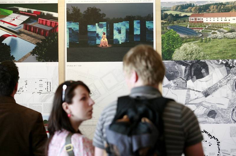 Výstava studentských architektonických návrhů letní scény v Českém Krumlově v budově Mincovny na II. zámeckém nádvoří.