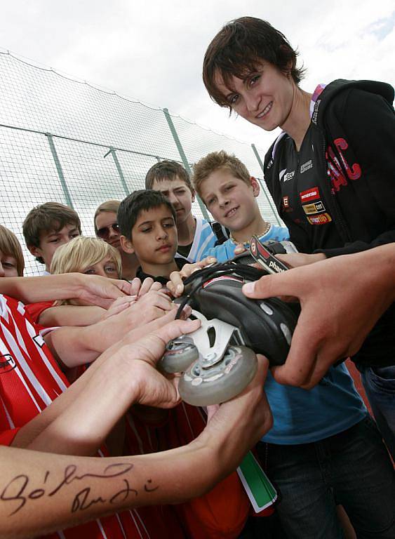 Na fotbalovém stadionu v Dřítni vyvrcholilo finále Pětiboje Martiny Sáblíkové. Žáci základních škol tu za účasti zlaté olympioničky porovnali své sportovní síly. Sprotovní den byl součástí kampaně Nadace ČEZ, která má motivovat děti k pohybu. 