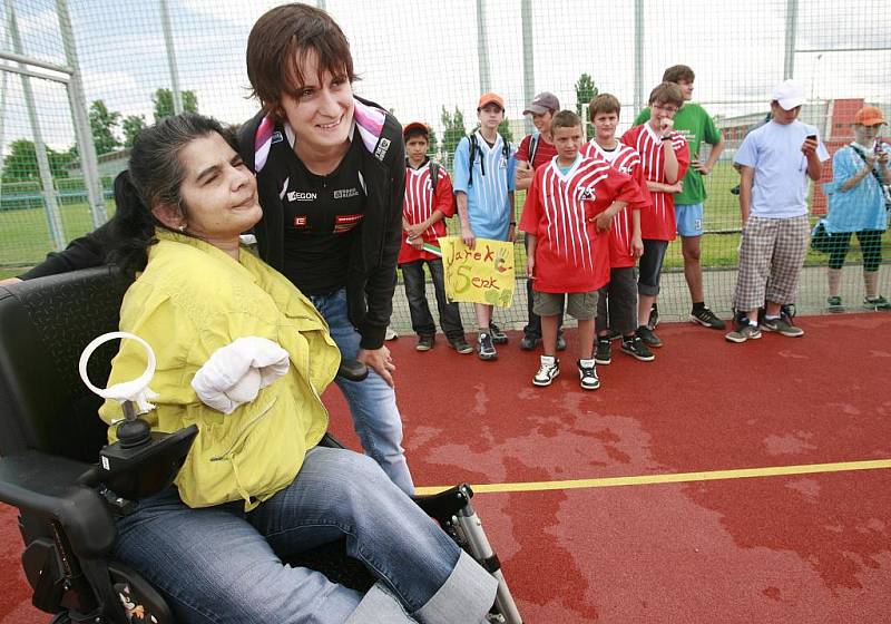 Na fotbalovém stadionu v Dřítni vyvrcholilo finále Pětiboje Martiny Sáblíkové. Žáci základních škol tu za účasti zlaté olympioničky porovnali své sportovní síly. Sprotovní den byl součástí kampaně Nadace ČEZ, která má motivovat děti k pohybu. 