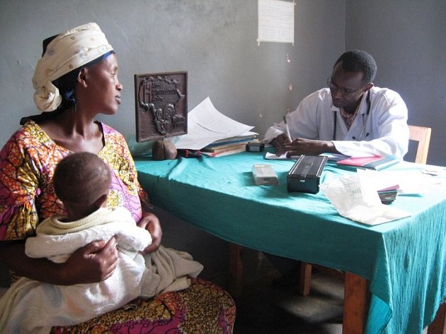 Rwandský lékař v ambulanci.