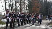 Unikátní šavlová koleda, jediná svého druhu, se dochovala na Novohradsku. Koledníci při ní musí zvládnout i efektní a technicky náročný tanec se šavlemi. Snímky z osady Vyšné.