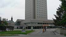 Clarion Congress Hotel České Budějovice. Podoba hotelu a okolí v květnu 2020. Společnost CPI na místě parkoviště plánuje přístavbu.