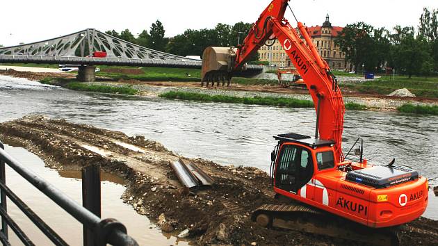 V těchto dnech mezi českobudějovickým Dlouhým mostem a Jiráskovým jezem rozšiřují bagry koryto Vltavy pro obratiště lodí, a to v rámci projektu Splavnění Vltavy.