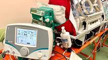 Českobudějovickým neonatologům pomáhá v léčbě novorozenců s plicní hypertenzí mobilní verze speciálního přístroje na NO.