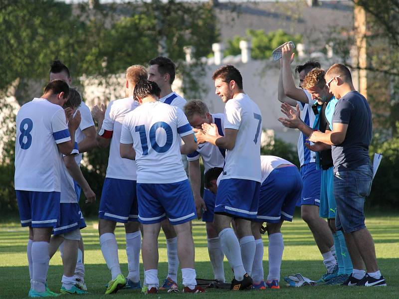 Fotbalisté Dolního Bukovska zdolali v sobotu Mladou Vožici 2:0 (2:0), skórovali Zahradník a Klika.