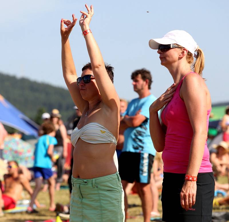 Hudba, horko a moře lidí na festivalu v Rožmberku