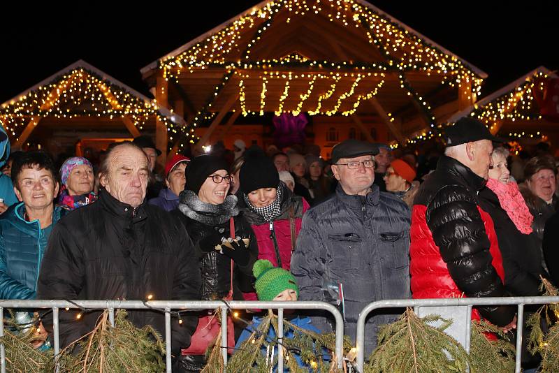 Náměstí Přemysla Otakara II. zaplnili zpěváci, kteří si přišli zazpívat koledy s Deníkem.