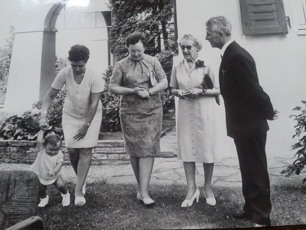 Rok 1969. Manželé Fialovi přijeli ukázat paní prezidentové svou vnučku Haničku. Tu drží za ruku maminka Anna Švehlová.