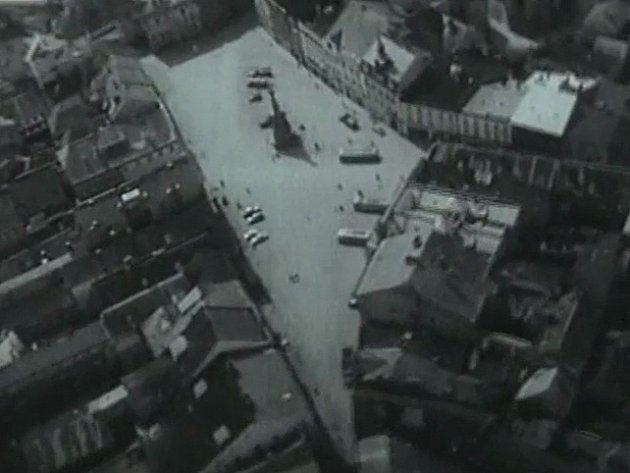 Letecký pohled z filmu na na jindřichohradecké náměstí Míru. Hrdina říká, že ve městě žije 6800 obyvatel. 