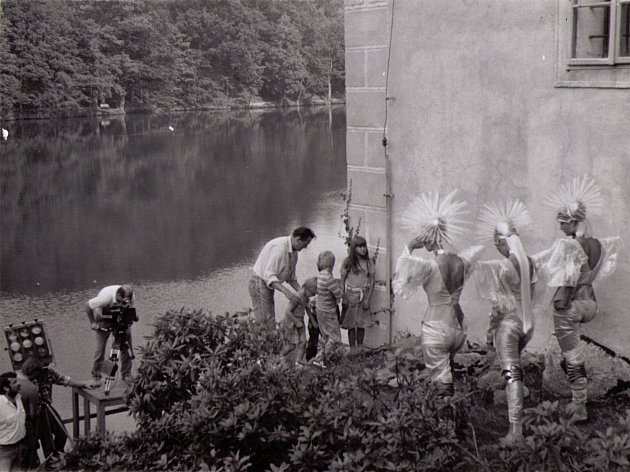 Nejen pohádky se točily na Červené Lhotě. Snímek ukazuje práci na filmu Pan Tau - k vodě jdou zvláštní bytosti.