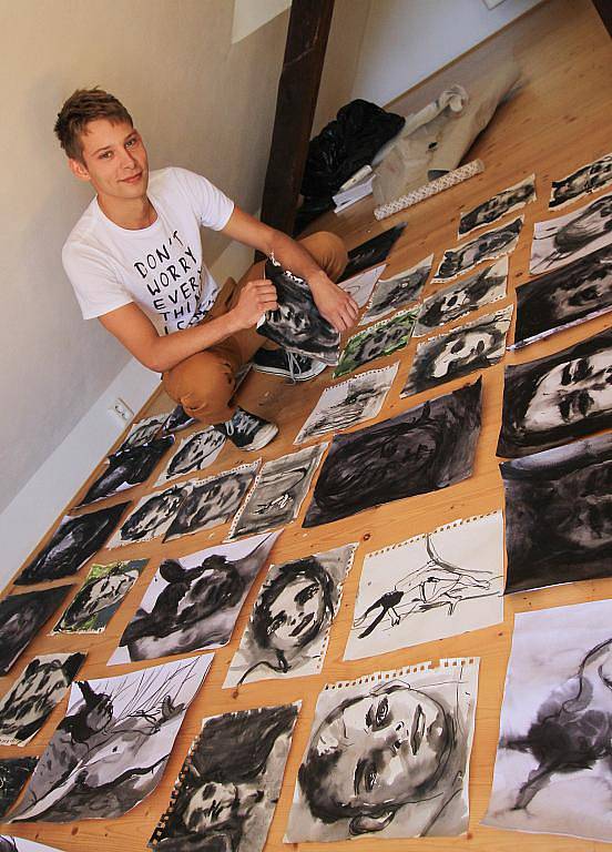 V Egon Schiele Art Centru vystavuje deset mladých výtvarníků. Na snímku slovenský umělec Andrej Dúbravský, který vytvořil sérii portrétů, inspirovaných lidmi z Českého Krumlova. Nejraději maluje zajíce, vnímá je jako sexuální symbol.