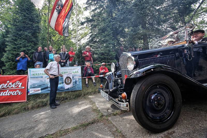 Sobotu si užili milovníci starých aut a motorek s Rallye Křivonoska.