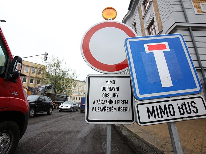 S uzavírkou Novohradské ulice v Českých Budějovicích musejí počítat řidiči do konce června.