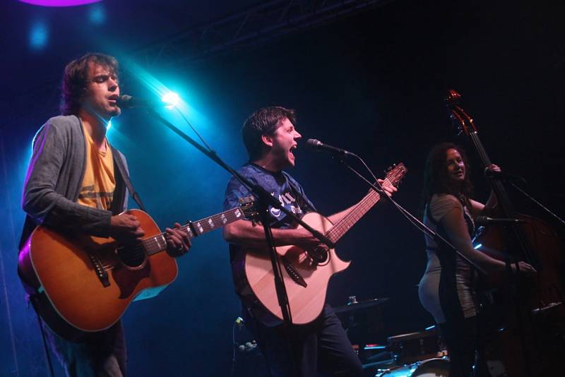 Festival Okolo Třeboně slavil o víkendu 25 let. Zahrály zde kapely Chinaski, Jelen či Nezmaři. Na snímku skupina Epydemye.