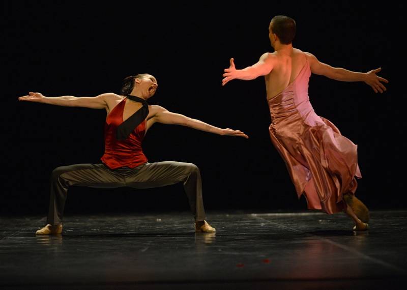 Generální zkouška komponovaného baletního večera Na scénu!, který je složený z choreografií uměleckého šéfa baletu JD Attily Egerháziho a mezinárodně uznávaného choreografa Mária Radačovského v Jihočeském divadle v Českých Budějovicích. Premiéra 19. dubna