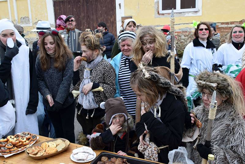 Masopust obnovený před 11 lety si v Nákří pěkně užili. Vyhládlí po koledě si pochutnali na vepřových hodech a pak si zatančili.