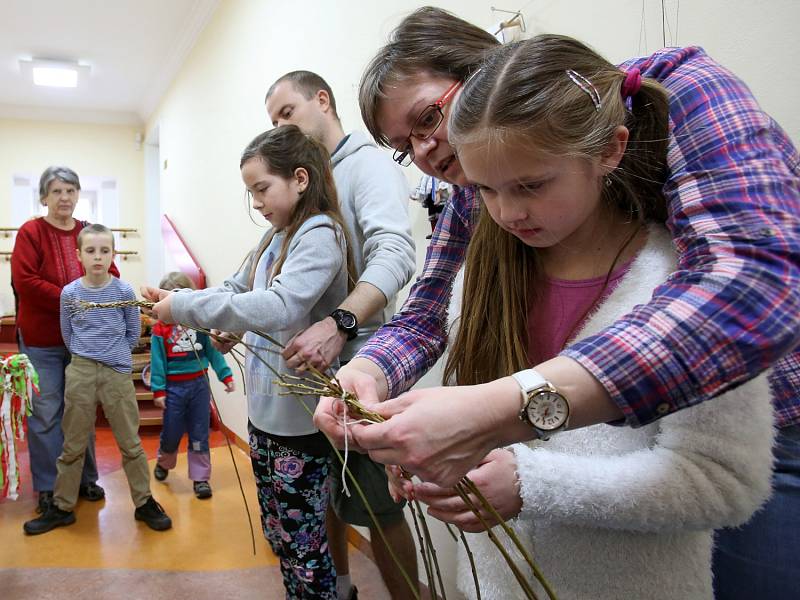 I malí čtenáři se připravují na Velikonoční pondělí. V knihovně se učili plést pomlázku