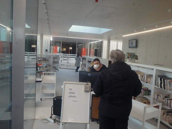 V nové knihovně na Lidické otevřeli ve středu výdejní okénko. První půjčenou knihou je finská kriminálka Důl.