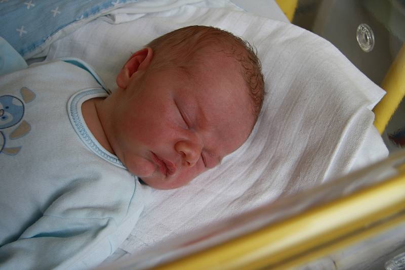 KAREL FILIP, HRACHOLUSKY. Narodil se v úterý 16. června ve 22 hodin a 53 minut v prachatické porodnici. Vážil 3 860 gramů. Má brášky Adámka (4 roky) a Petříka (3 roky). Rodiče: Kristýna a Petr.
