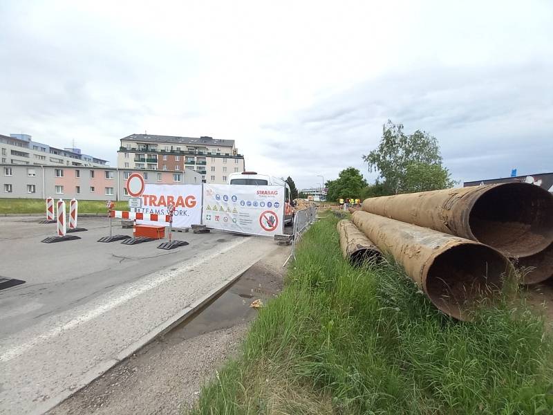 Stavba kruhové křižovatky v Branišovské ulici v Českých Budějovicích.