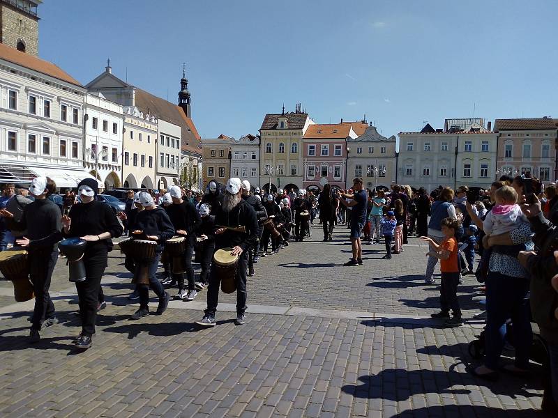Na Velký pátek lidé sledovali průvod městem Velikonoční hrkání Divadla Víti Marčíka. Ve 12 h hrkání symbolizovalo Golgotu.