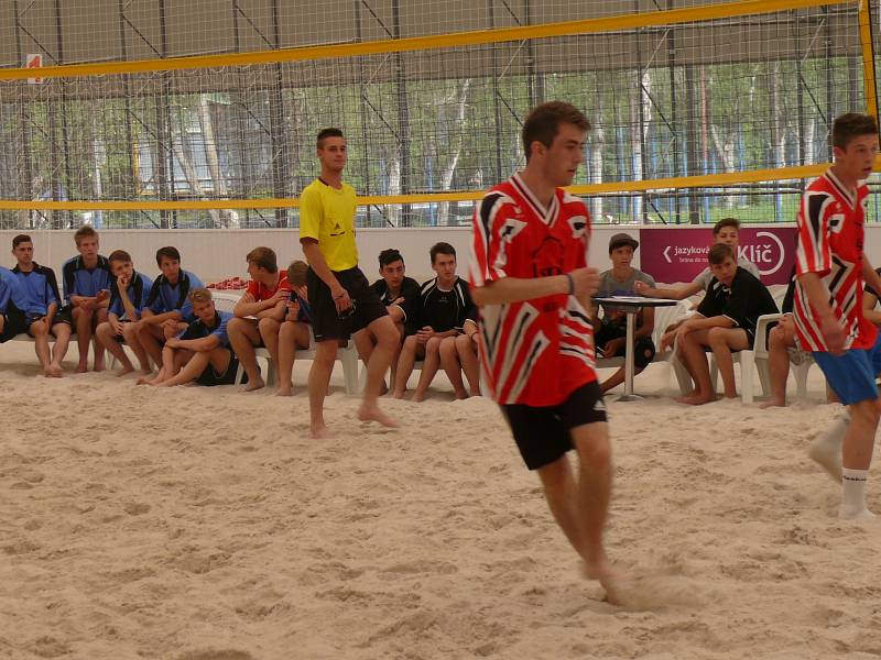 Středoškoláci bojovali v prvním ročníku poháru v beachfotbalu