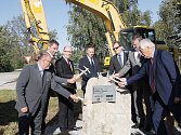 Slavnostní poklepání na základní kámen u dvora Švamberk nedaleko Ševětína zahájilo stavbu dalšího úseku dálnice D3.