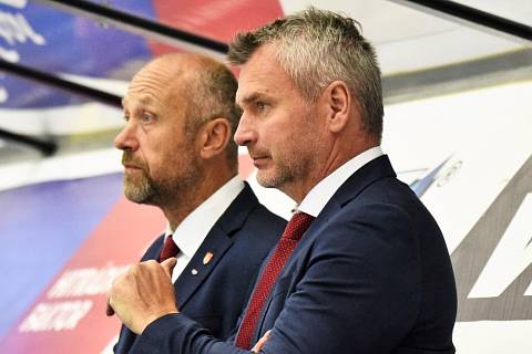 David Čermák (vpravo) na střídačce s hlavním trenérem Motoru Jaroslavem Modrým.