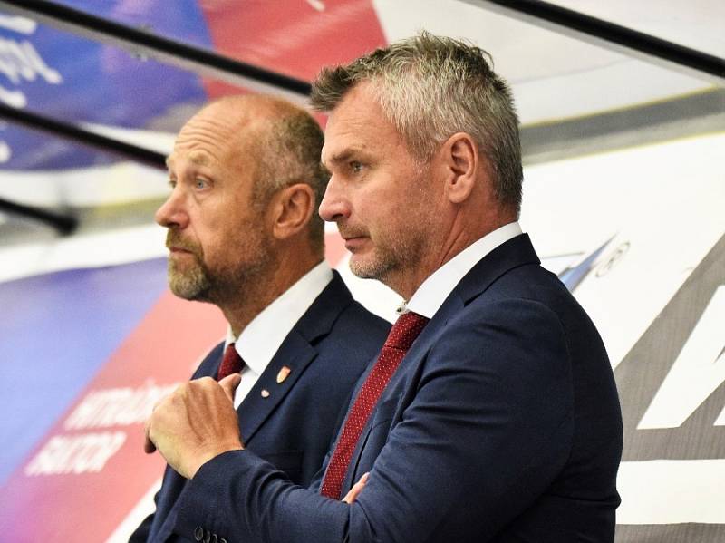 David Čermák (vpravo) na střídačce s hlavním trenérem Motoru Jaroslavem Modrým.