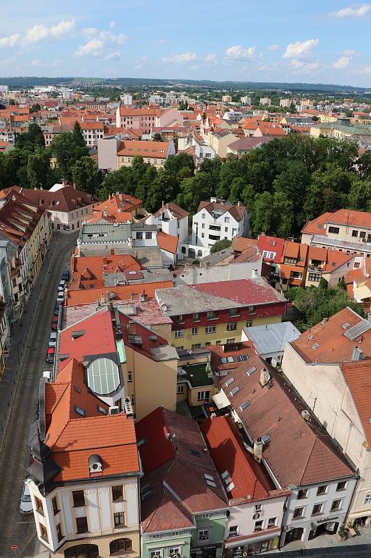 Ulice v centru Českých Budějovic, pohled z Černé věže.