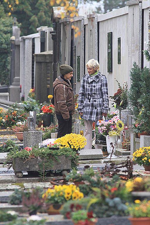 Památku všech zesnulých přišlo uctít velké množství lidí na hřbitov sv. Otýlie .