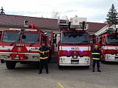 Tři kousky nové techniky získali jihočeští hasiči. Vyprošťovací automobil bude sloužit v Táboře, automobilové plošiny pak v Jindřichově Hradci a ve Strakonicích.