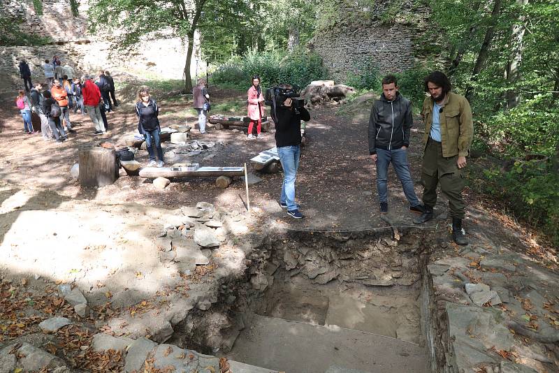 Karlův Hrádek u Purkarce obsadili archeologové.