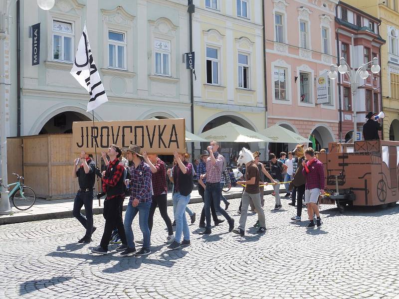 Budějovický majáles vyvrcholil v pátek 24. května tradičním průvodem městem. Studenti ze 17 škol prošli ulicemi centra v maskách. Dav mířil na Sokolský ostrov, kde program pokračoval volbou Krále majálesu. Navečer se zde tradičně koná hudební program.