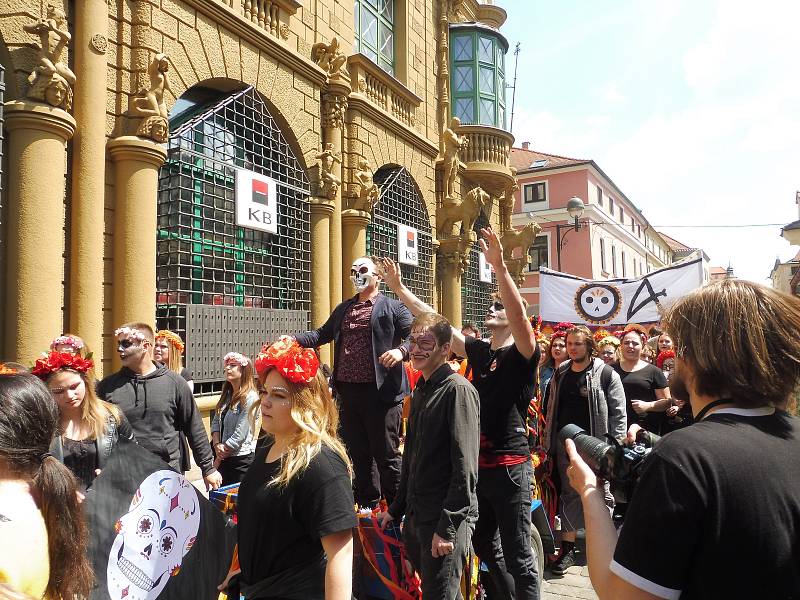 Budějovický majáles vyvrcholil v pátek 24. května tradičním průvodem městem. Studenti ze 17 škol prošli ulicemi centra v maskách. Dav mířil na Sokolský ostrov, kde program pokračoval volbou Krále majálesu. Navečer se zde tradičně koná hudební program.