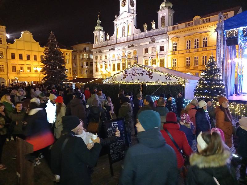 Lidé ve čtvrtek 25. listopadu vyrazili na posledy na večerní adventní trhy. Stáli frontu na vyhlídkové vánoční kolo, jmelí, svíčky nebo punče.