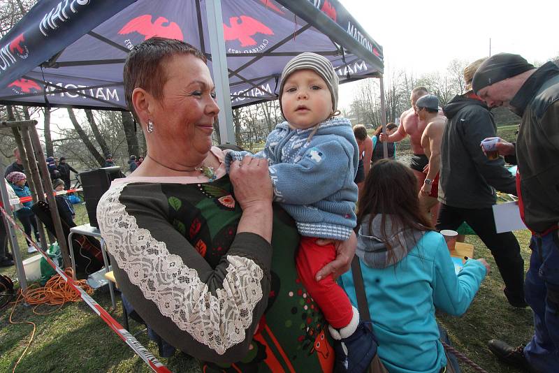 Otužilci ponorem do Malše ukončili otužileckou sezonu a přispěli tak centru Bazalka.