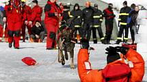 Stovka dobrovolných i profesionální záchranářů se na Lipně v Dolní Vltavici o víkendu 27. a 28. února cvičila v záchraně lidí, pod kterými se prolomil led.