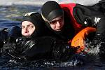 Stovka dobrovolných i profesionální záchranářů se na Lipně v Dolní Vltavici o víkendu 27. a 28. února cvičila v záchraně lidí, pod kterými se prolomil led.