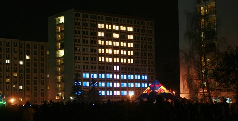 Hodinová light show, která rozblikala okna kolejních pokojů animacemi ze známých filmů i počítačových her přilákala do areálu kampusu Jihočeské univerzity v Českých Budějovicích tisíce studentů. 