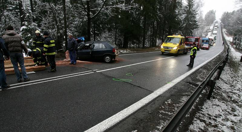 Včera krátce po 13. hodině se na silnici E55 nedaleko Nažidel na Českokrumlovsku čelně srazila dvě osobní vozidla.