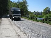  Ulice Pod Skálou v Boršově nad Vltavou připomíná místy tankodrom. O opravu obec marně usiluje už 40 let.
