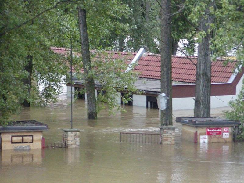 Povodně 2002 v areálu SK Slavia České Budějovice. Hlavní vstup do areálu a šatny.