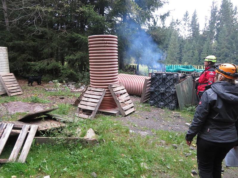 Ve výcvikovém středisku Spáleniště Jihočeské záchranné brigády kynologů se v sobotu 18. září uskutečnil výběrový závod na mistrovství republiky - Memoriál Petra Staňka.