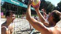 Od nejmenších po dospělé návštěvníky ve středu přivítali volejbalisté českobudějovického Jihostroje na tréninku v rámci „Beachového týdne s Jihostrojem“ v Beach areálu  u Sportovní haly. 