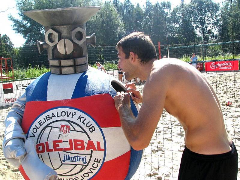 Od nejmenších po dospělé návštěvníky ve středu přivítali volejbalisté českobudějovického Jihostroje na tréninku v rámci „Beachového týdne s Jihostrojem“ v Beach areálu  u Sportovní haly. 