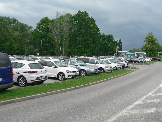 Jednou z plánovaných investic Českých Budějovic je parkovací dům u sportovní haly. Dnes je tam parkoviště, které už kapacitně nestačí poptávce.