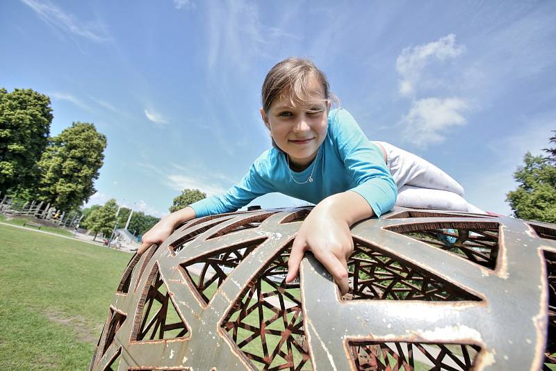 Veronika Palíšková má sice právě nejvíc starostí s posledními písemkami ve škole před vysvědčením. Protože ale bydlí v centru města, stihla si i prohlídnout a také osahat nové sochy ve městě.