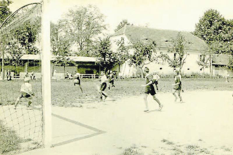 Fotbal. Žáci SK Olympie v akci, rok 1945.